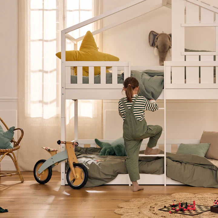 Lit cabane enfant Sherwood en bois naturel, style cabanon forêt, avec tiroirs de rangement intégrés, design conte de fées.