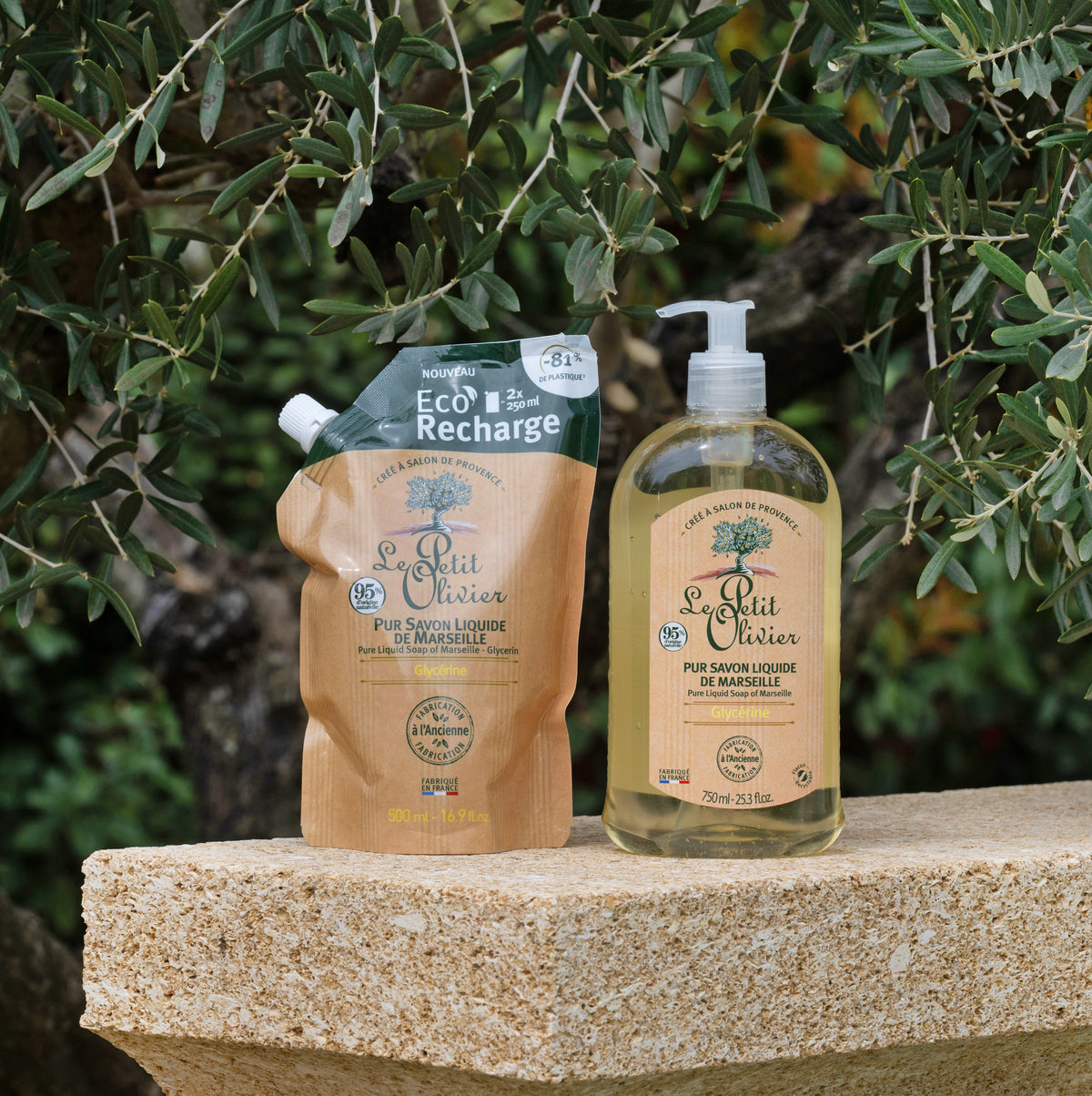 Gant de toilette exfoliant réutilisable Le Petit Olivier pour une peau douce et purifiée.