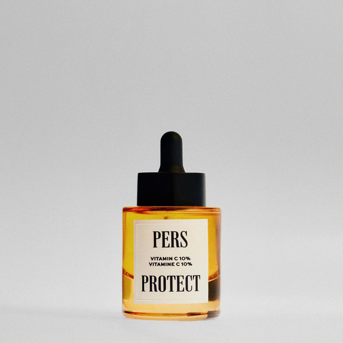 Sérum Vitamine C Pure PERS Protect anti-âge pour peau éclatante et unifiée, flacon blanc.