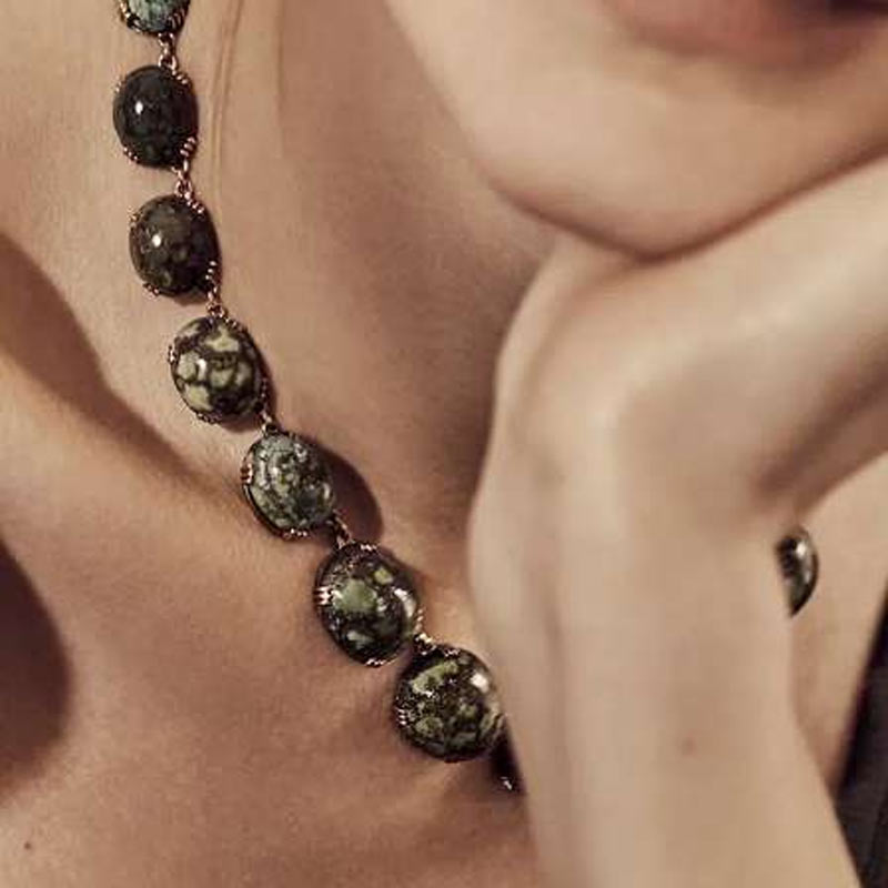 Collier pendentif caillou parisien doré plaqué or, bijou fantaisie chic et élégant pour femme