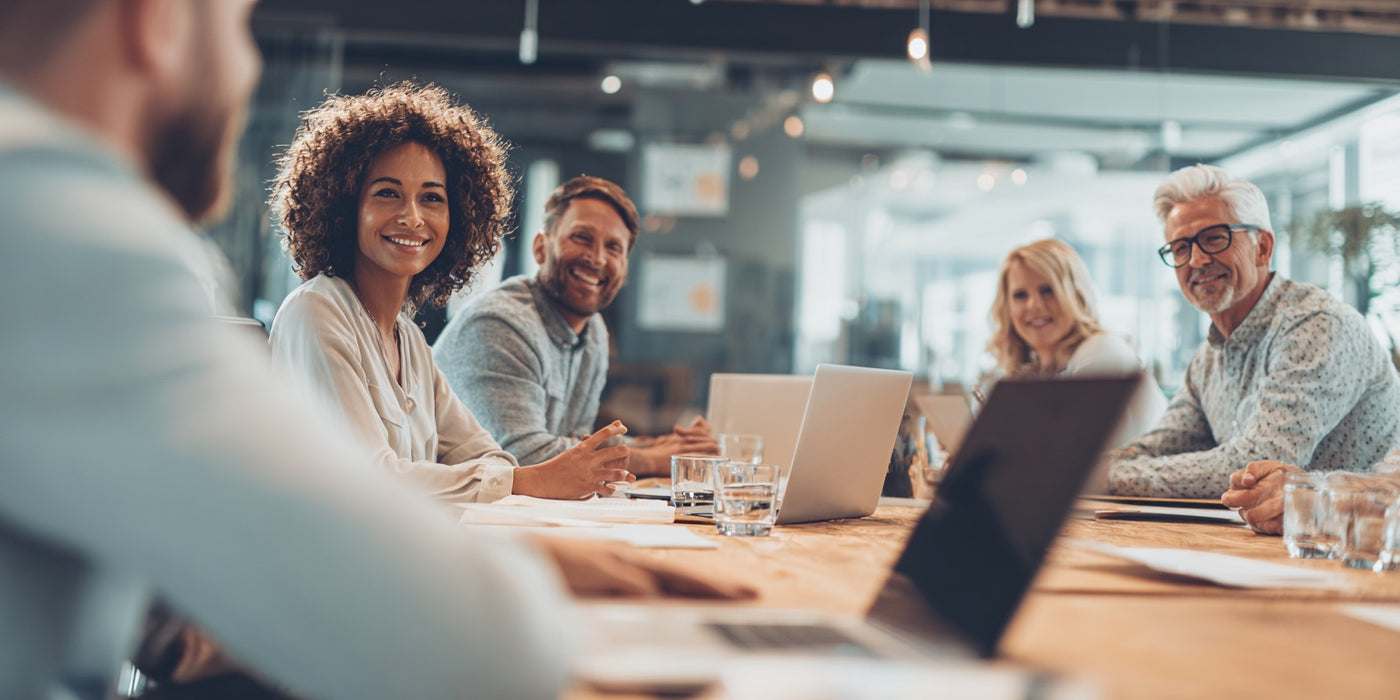 Femme consultant un guide d'agence Shopify pour une consultation e-commerce personnalisée, optimisation de boutique en ligne.