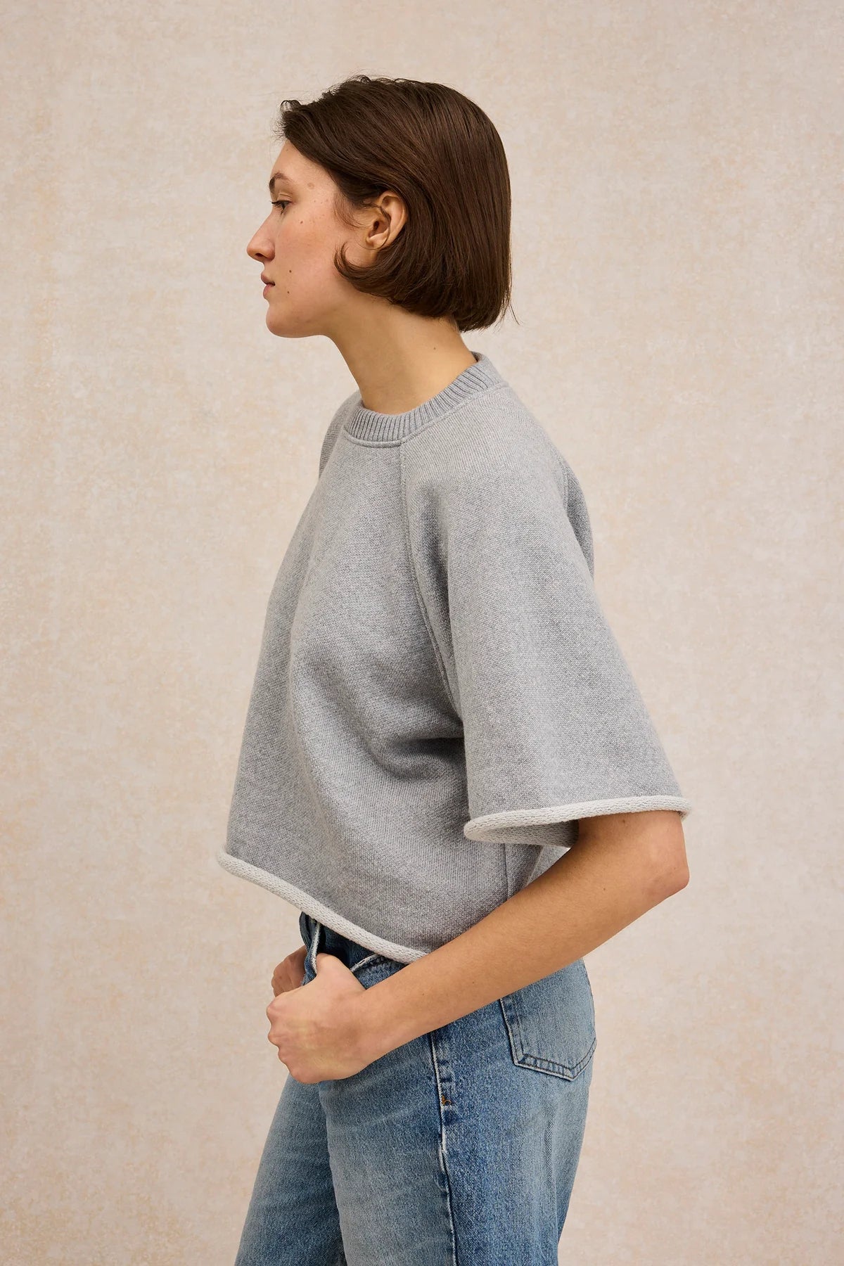 Sweat cropped femme Le Minor en laine mérinos grise claire, collection printemps 2026.