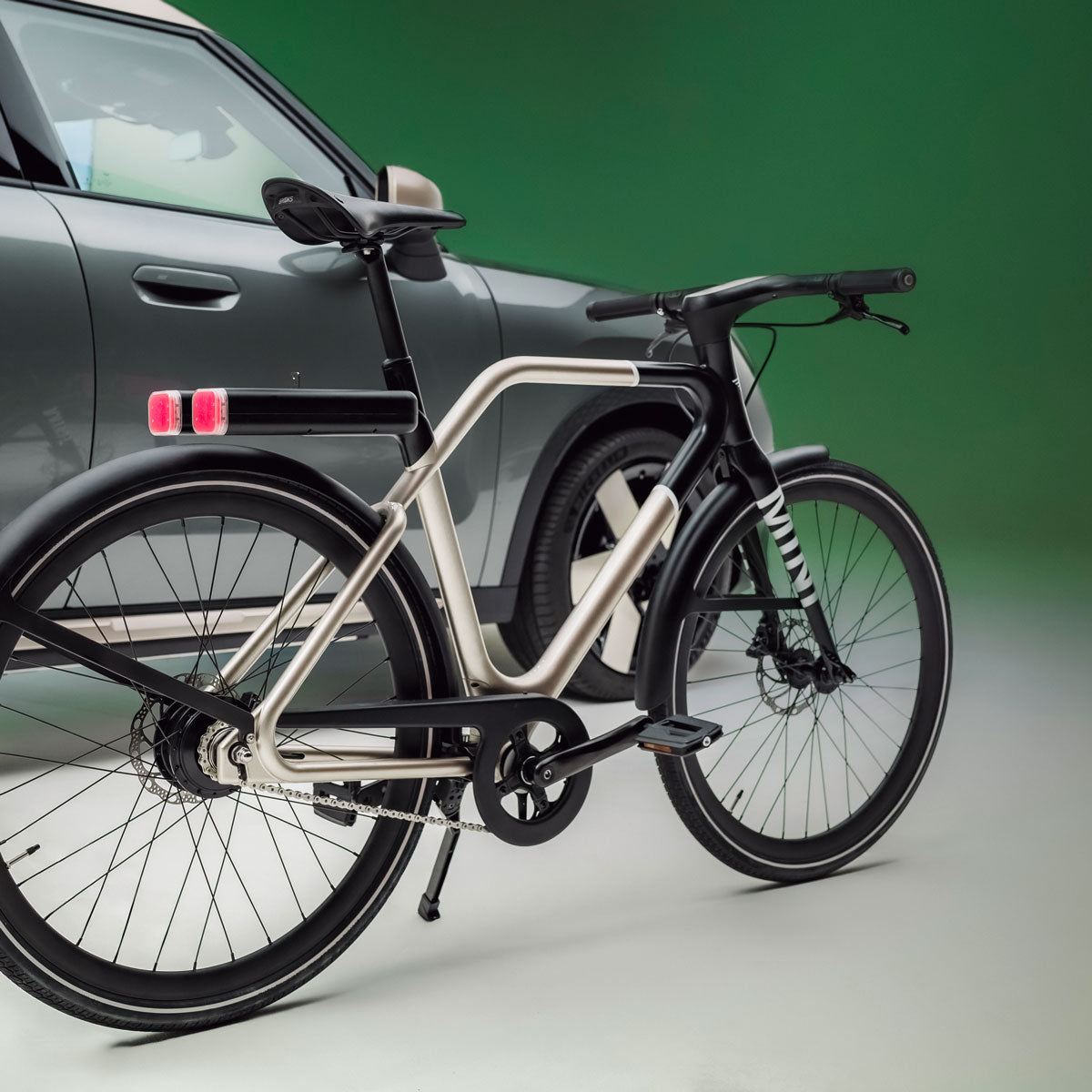Porte-vélos Thule EasyFold XT 2 Noir sur attelage de voiture Peugeot 308 pour 2 vélos électriques, transport sécurisé.