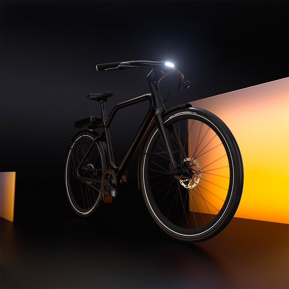 Vélo électrique Angell gris clair design épuré, guidon sport, parfait pour la ville et les trajets domicile-travail.